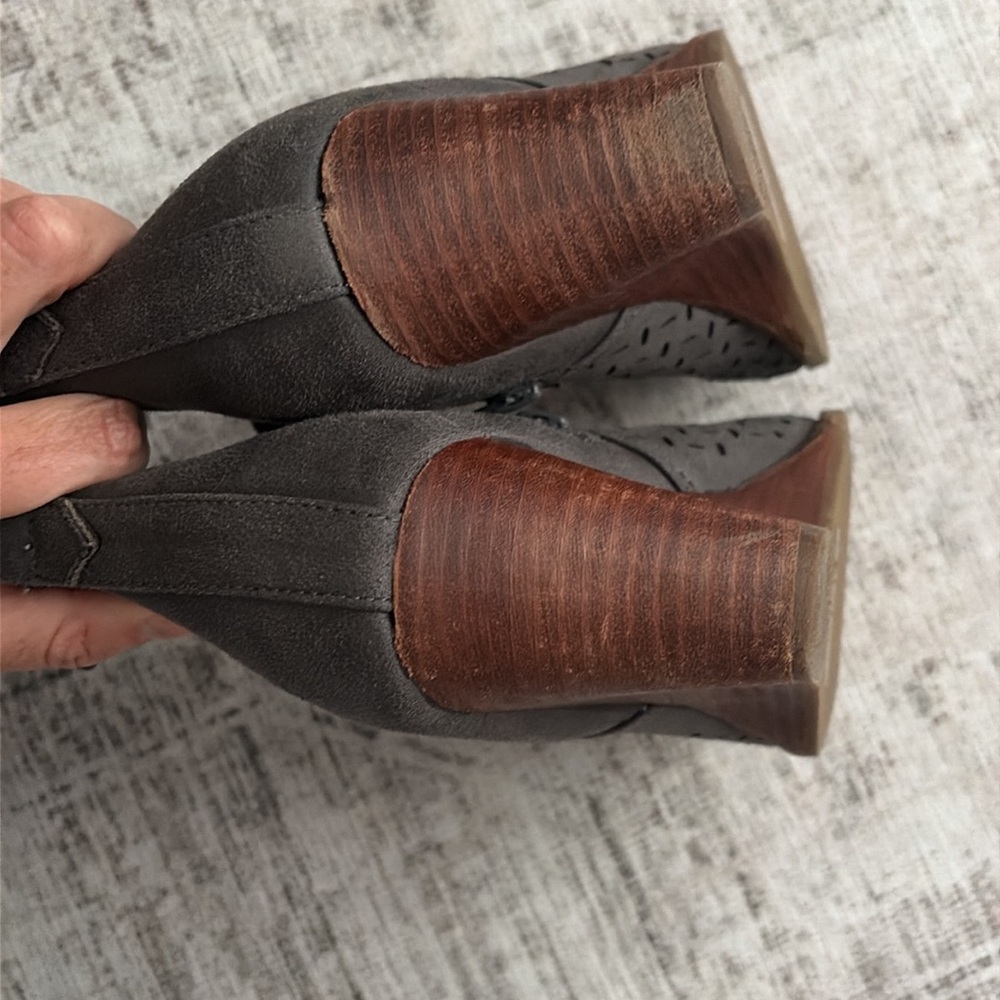 Report < booties - Picture 4 of 5